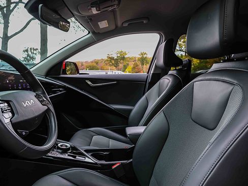 Certified 2024 Kia Niro Wind w/ Wind Preserve Package image 8