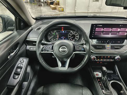 Used 2024 Nissan Altima 2.5 SV w/ SV Premium Package image 18