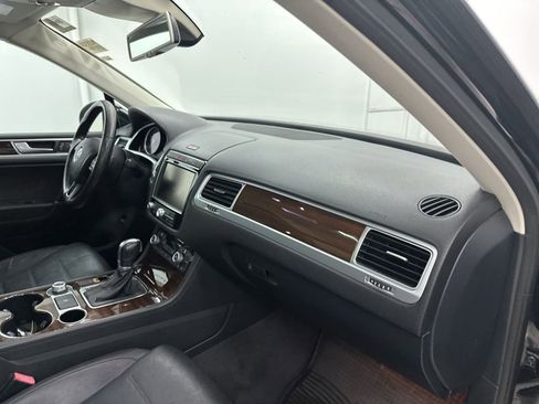 Used 2016 Volkswagen Touareg TDI image 28