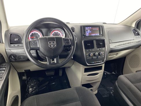Used 2018 Dodge Grand Caravan SE w/ UConnect Hands-Free Group FWD image 17