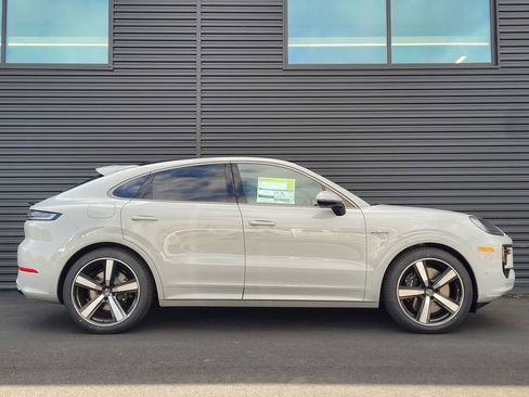 New 2025 Porsche Cayenne Turbo image 8