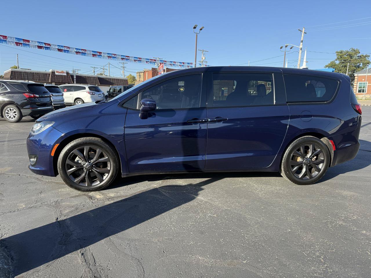 Used 2019 Chrysler Pacifica Touring Plus w/ S Appearance Package FWD image 2