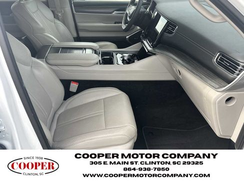 Used 2024 Jeep Wagoneer L Series II w/ Flexible Seating Group RWD image 13