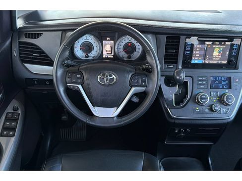 Used 2017 Toyota Sienna SE w/ SE Preferred Package FWD image 15