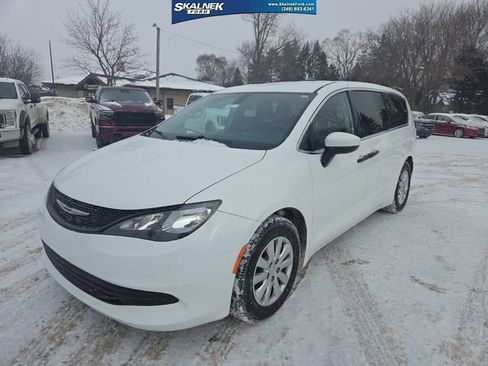 Used 2020 Chrysler Voyager L image 1
