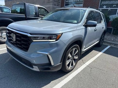 Used 2025 Honda Pilot Touring image 1