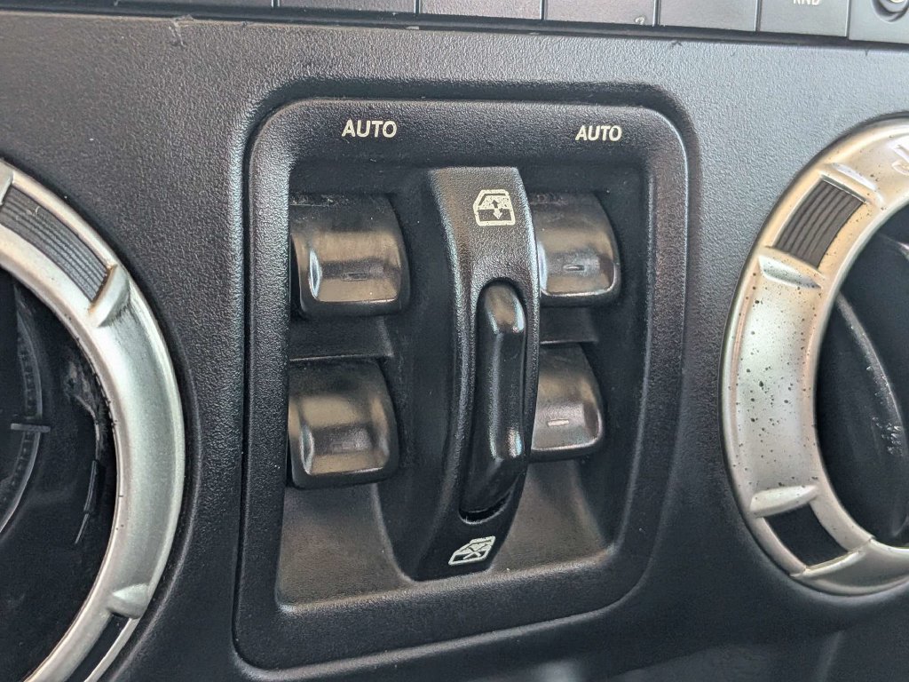 Used 2018 Jeep Wrangler Unlimited Sahara w/ Connectivity Group AWD/4WD image 24