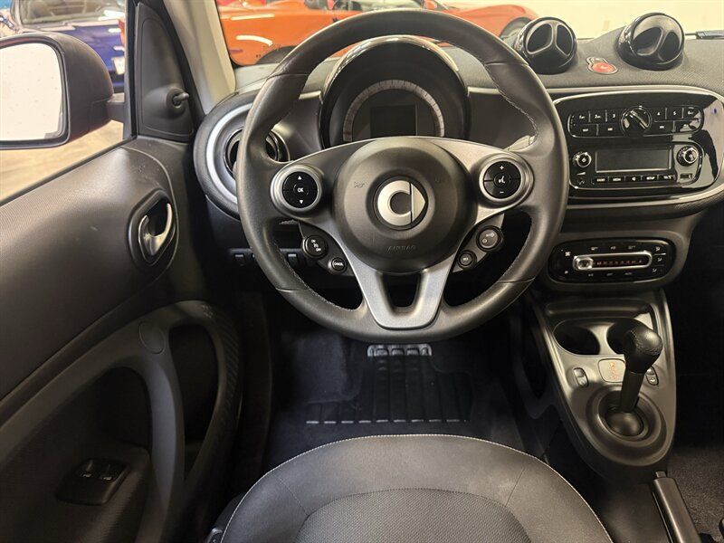 Used 2017 smart fortwo passion RWD image 19