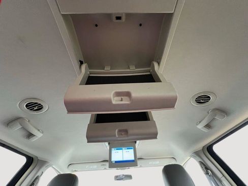 Used 2008 Chrysler Town & Country Touring image 21