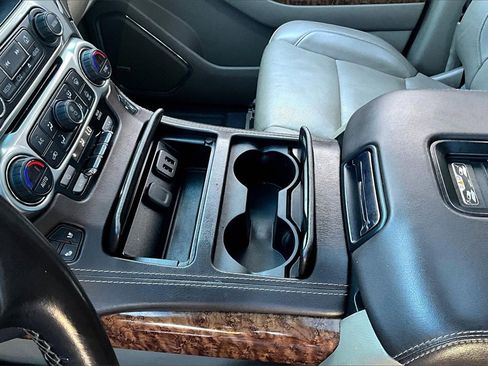 Used 2020 Chevrolet Suburban Premier image 17