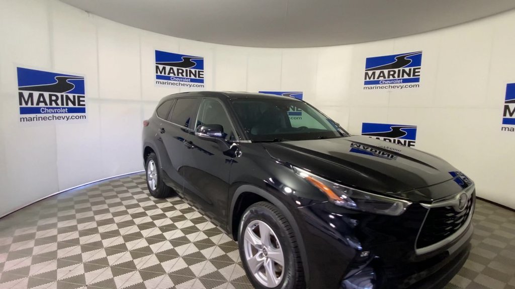 Used 2023 Toyota Highlander LE FWD image 4