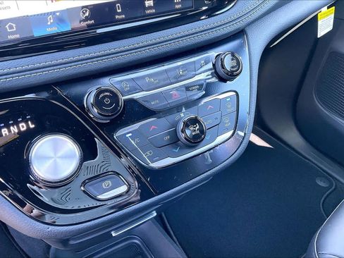 New 2026 Chrysler Pacifica Select image 18