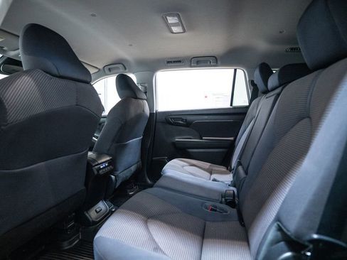 Certified 2022 Toyota Highlander LE image 32