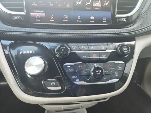 Used 2024 Chrysler Pacifica Touring-L FWD image 21