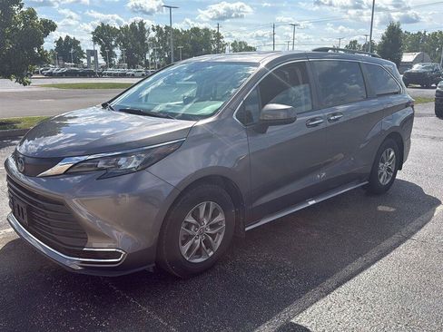 Used 2024 Toyota Sienna XLE FWD image 3