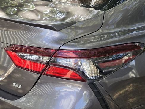 Used 2022 Toyota Camry SE image 9