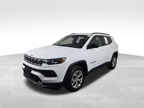 Used 2024 Jeep Compass Latitude AWD/4WD image 2