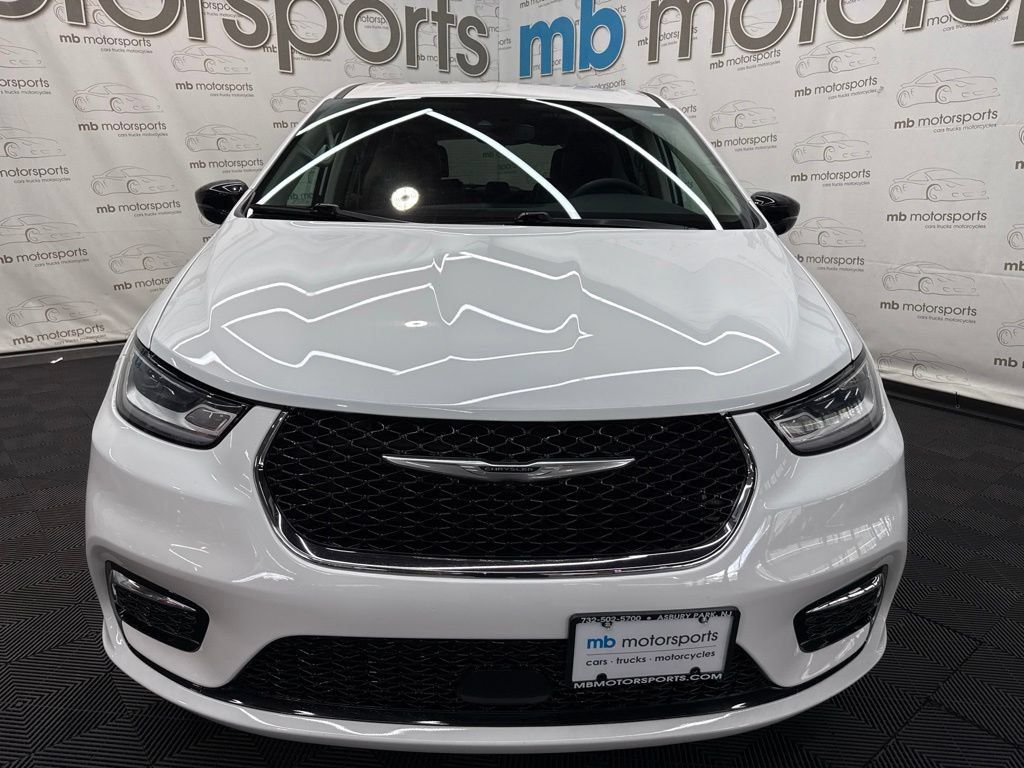 Used 2024 Chrysler Pacifica Touring-L FWD image 12