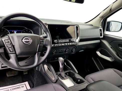 Used 2025 Nissan Frontier SV AWD/4WD image 12
