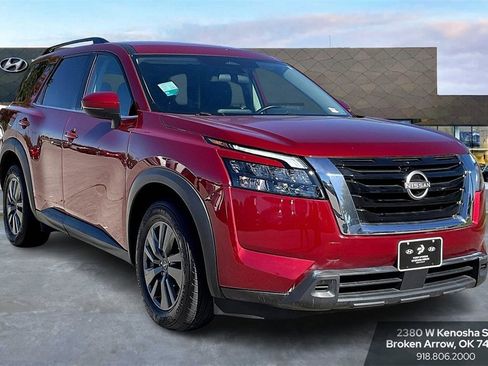 Used 2024 Nissan Pathfinder SV image 2