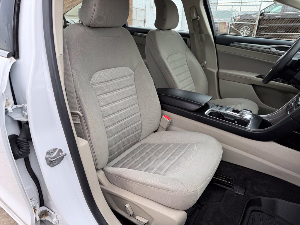 Used 2019 Ford Fusion SE FWD image 25