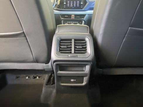 Certified 2023 Volkswagen Taos SE w/ Panoramic Sunroof Package AWD/4WD image 40