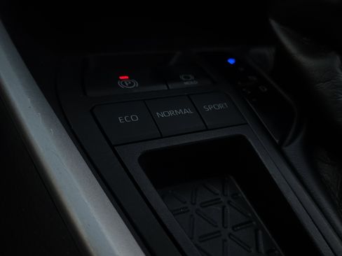 Used 2022 Toyota RAV4 XLE image 17