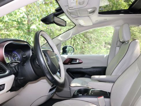 Used 2019 Chrysler Pacifica Limited w/ Advanced Safetytec Group FWD image 12