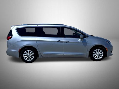 Used 2018 Chrysler Pacifica Touring-L Plus FWD image 5