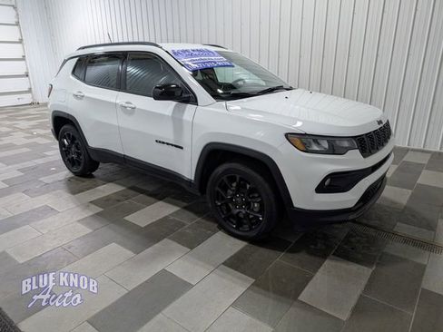 Used 2025 Jeep Compass Latitude w/ Convenience Group AWD/4WD image 5