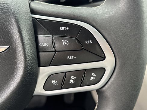 Used 2024 Chrysler Pacifica Touring-L image 23