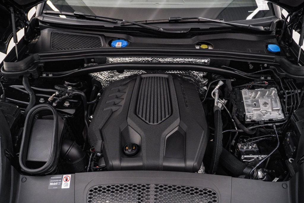 Certified 2026 Porsche Macan AWD/4WD image 29