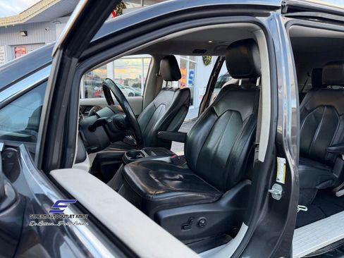 Used 2019 Chrysler Pacifica Touring-L image 26