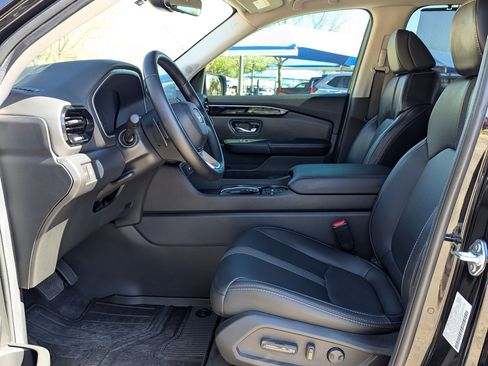 Used 2025 Honda Pilot EX-L image 9