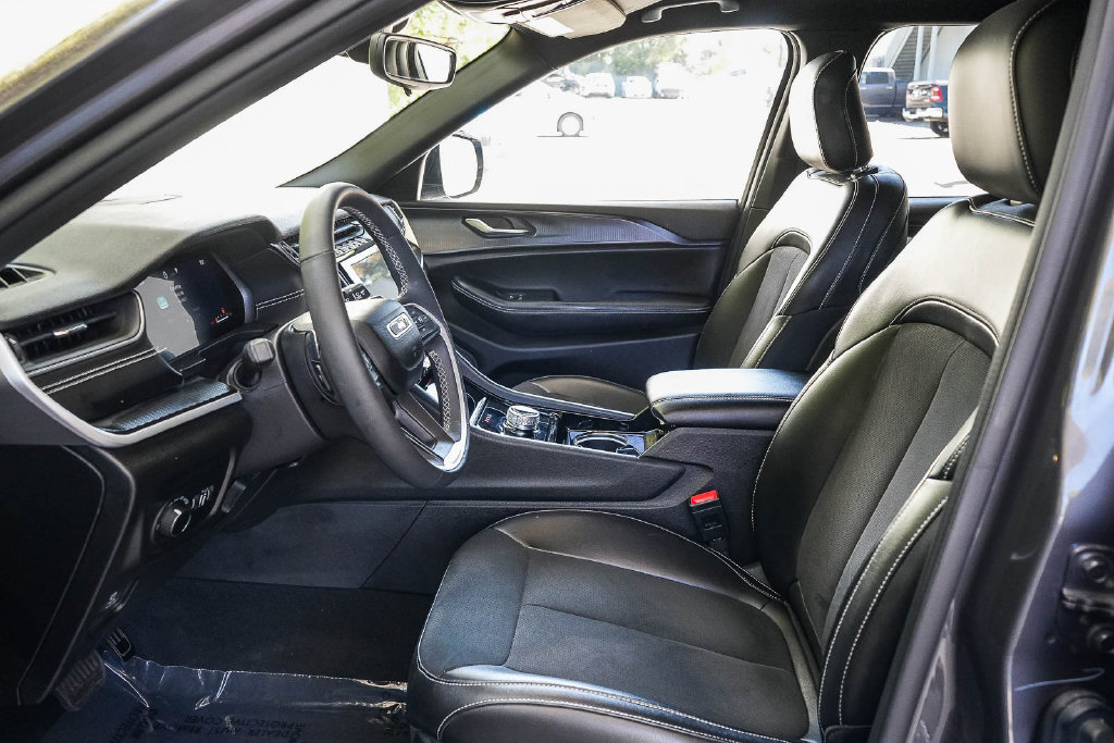 Used 2023 Jeep Grand Cherokee L Laredo AWD/4WD image 16