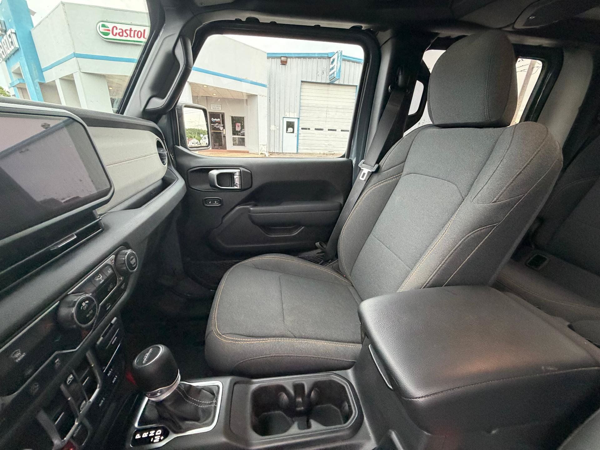 Used 2025 Jeep Gladiator Sport AWD/4WD image 11