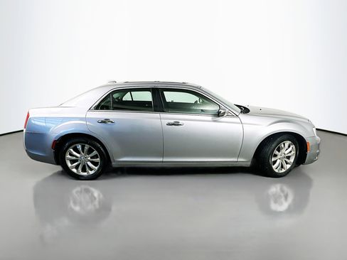 Used 2017 Chrysler 300 C image 8