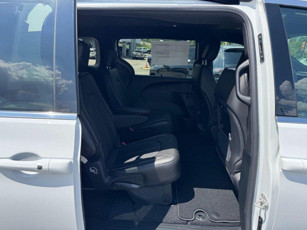 New 2027 Chrysler Pacifica Select FWD image 6
