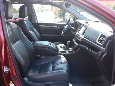 Used 2019 Toyota Highlander SE AWD/4WD image 9