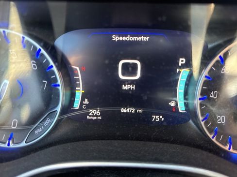 Used 2018 Chrysler Pacifica Limited image 15