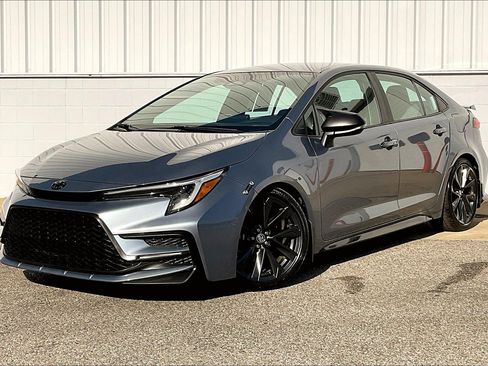 Used 2023 Toyota Corolla SE FWD image 2