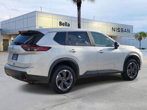 Certified 2025 Nissan Rogue SV FWD image 8
