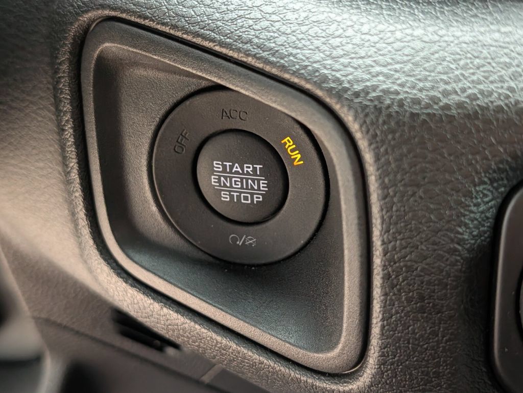 Used 2025 Jeep Gladiator Sport AWD/4WD image 22