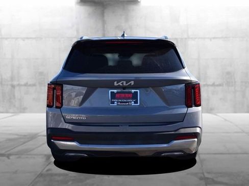 Used 2024 Kia Sorento S image 6