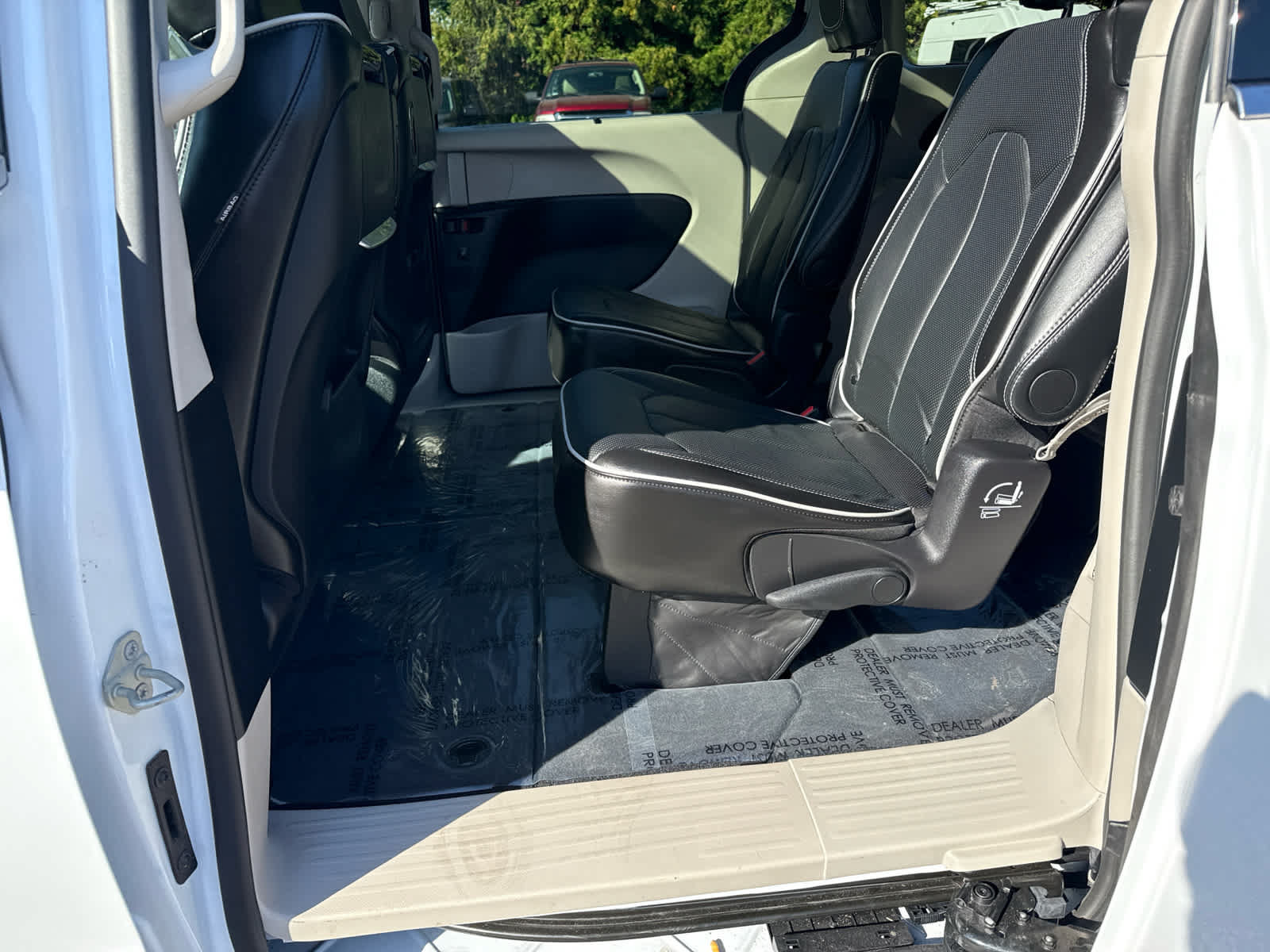 Used 2024 Chrysler Pacifica Limited w/ Uconnect Theater Family Group FWD image 13