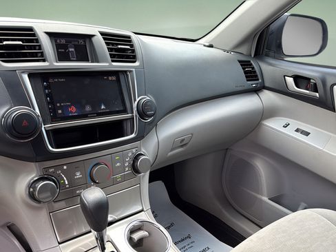 Used 2013 Toyota Highlander Plus AWD/4WD image 24