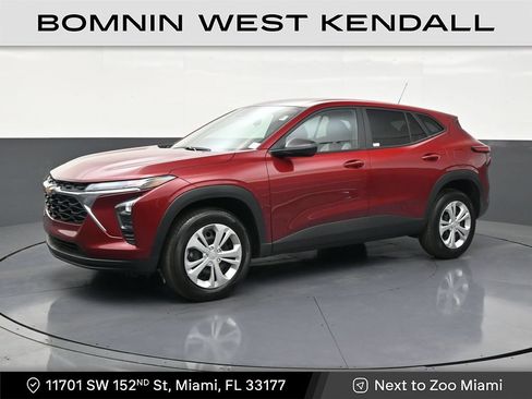 Used 2025 Chevrolet Trax LS FWD image 1