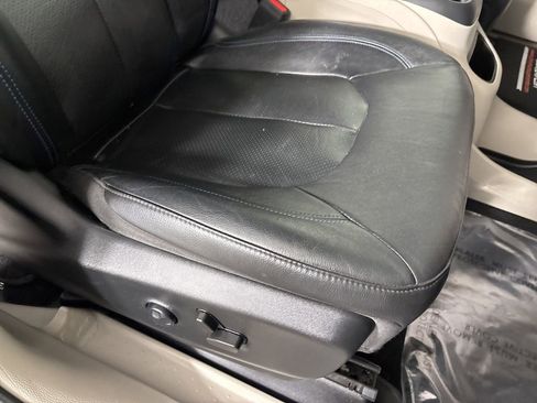 Used 2021 Chrysler Pacifica Touring-L w/ Uconnect Theater Family Group image 30