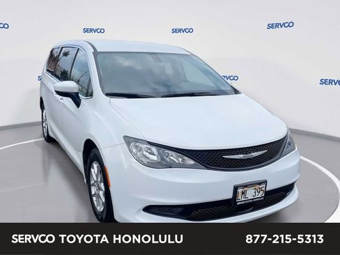 Used 2022 Chrysler Voyager LX image 1