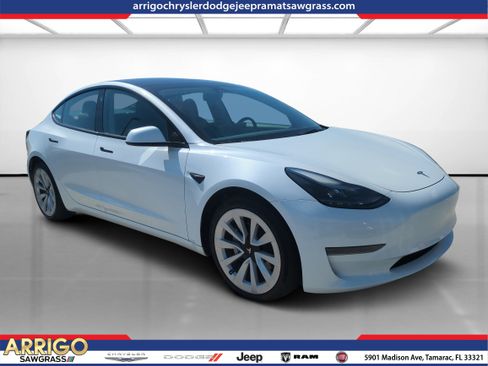 Used 2023 Tesla Model 3 Standard Range image 1